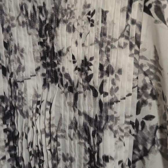 Elegant Floral Women's Blouse - Gray and White - Picture 5 of 8